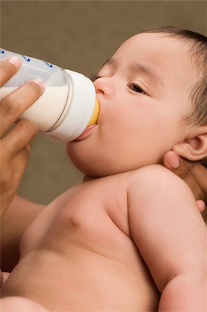 Gros plan d'un petit garçon buvant du lait d'une bouteille de lait Photographie de stock - Premium Libres de Droits, Code: 625-02932119