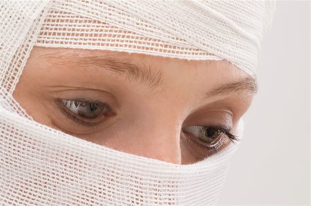 simsearch:625-02932108,k - Close-up of a young woman's face wrapped with a bandage Foto de stock - Sin royalties Premium, Código: 625-02932111