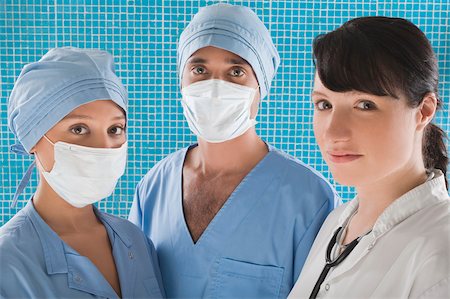 simsearch:625-02929215,k - Portrait d'une femme médecin avec deux chirurgiens Photographie de stock - Premium Libres de Droits, Code: 625-02932151