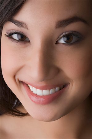 simsearch:625-02266382,k - Porträt einer jungen Frau, Lächeln Stockbilder - Premium RF Lizenzfrei, Bildnummer: 625-02932197