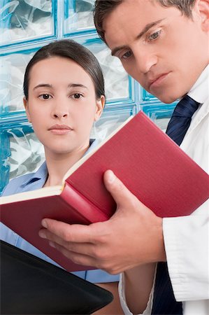 simsearch:625-02929229,k - Male and a female doctor discussing a medical record Foto de stock - Royalty Free Premium, Número: 625-02932206