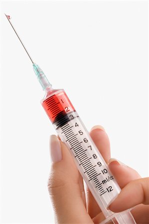 simsearch:625-02933107,k - Close-up of a person's hand holding a syringe Foto de stock - Royalty Free Premium, Número: 625-02932284