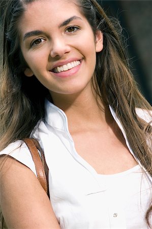 Portrait of a young woman smiling Foto de stock - Sin royalties Premium, Código: 625-02932286
