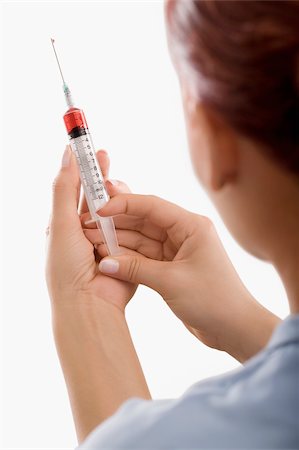 simsearch:625-02933107,k - Close-up of a person holding a syringe Foto de stock - Royalty Free Premium, Número: 625-02932283