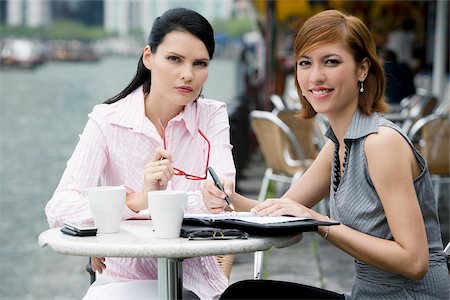 simsearch:625-02933216,k - Portrait of two businesswomen sitting at a sidewalk cafe Foto de stock - Sin royalties Premium, Código: 625-02932290