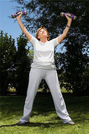 simsearch:625-02932654,k - Senior woman exercising with dumbbells in a garden Foto de stock - Royalty Free Premium, Número: 625-02932447