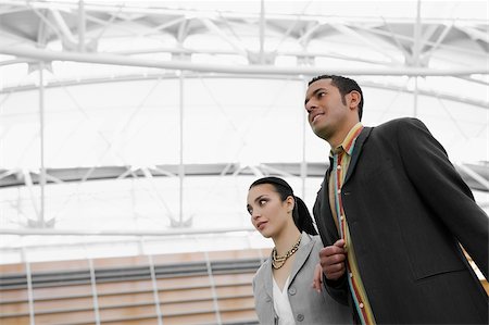 simsearch:625-02266955,k - Low angle view of a businessman and a businesswoman standing at an airport Foto de stock - Royalty Free Premium, Número: 625-02932475