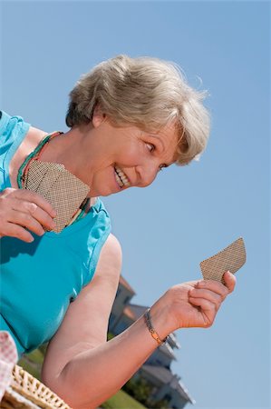 simsearch:625-01748196,k - Close-up von einem senior Woman Spielkarten und lächelnd Stockbilder - Premium RF Lizenzfrei, Bildnummer: 625-02932505