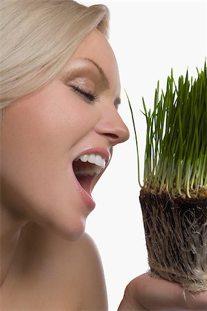 Close-up of a young woman eating wheatgrass Foto de stock - Sin royalties Premium, Código: 625-02932557