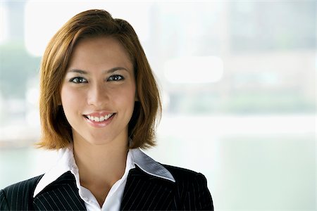 simsearch:625-02930848,k - Portrait of a businesswoman smiling Fotografie stock - Premium Royalty-Free, Codice: 625-02932687