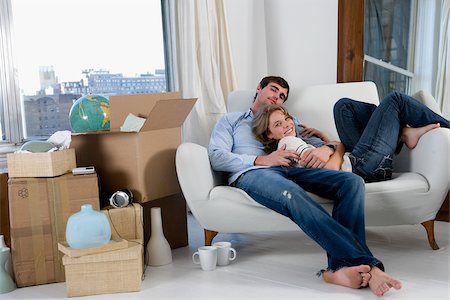 Portrait of a young couple resting on a couch Foto de stock - Sin royalties Premium, Código: 625-02932739