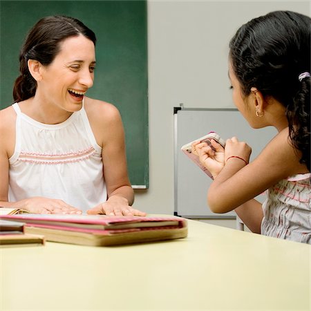 simsearch:625-02929701,k - Female teacher teaching her student in a classroom Foto de stock - Royalty Free Premium, Número: 625-02932743