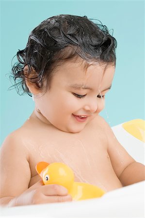 simsearch:625-02929316,k - Gros plan d'un garçon souriant dans une baignoire Photographie de stock - Premium Libres de Droits, Code: 625-02932771