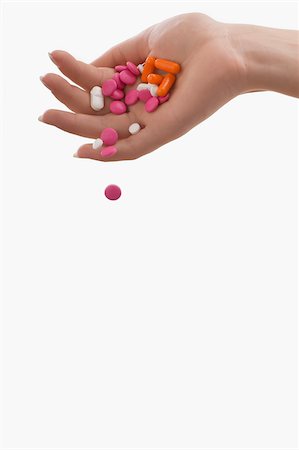 simsearch:625-02267134,k - Pills falling from a person's hand Fotografie stock - Premium Royalty-Free, Codice: 625-02932809