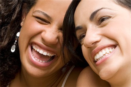 Gros plan d'une jeune femme souriante avec son amie Photographie de stock - Premium Libres de Droits, Code: 625-02932855