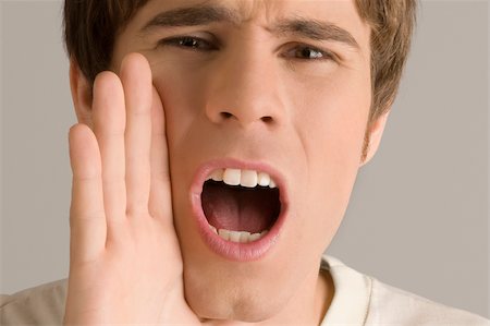 ruido - Portrait of a young man shouting Foto de stock - Sin royalties Premium, Código: 625-02932921