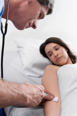 simsearch:625-02931429,k - Male doctor giving an injection to a female patient Stock Photo - Premium Royalty-Free, Code: 625-02932938