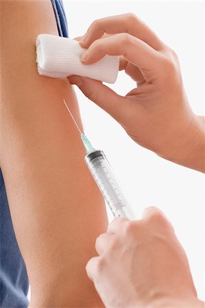 Gros plan d'un médecin donnant injection à un patient Photographie de stock - Premium Libres de Droits, Code: 625-02933046
