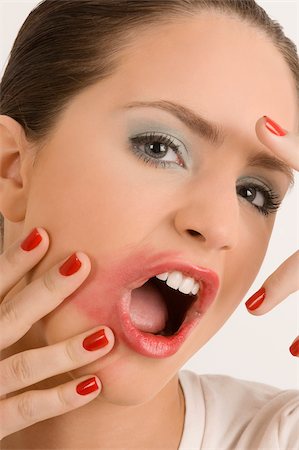 Portrait d'une jeune femme avec ses lèvres salissants Photographie de stock - Premium Libres de Droits, Code: 625-02933058