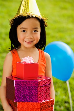 elio - Portrait of a girl holding gifts and smiling Fotografie stock - Premium Royalty-Free, Codice: 625-02933066