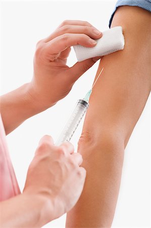 Close-up of a doctor giving injection to a patient Foto de stock - Sin royalties Premium, Código: 625-02933218