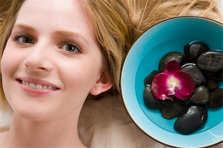 simsearch:630-01708238,k - Portrait of a teenage girl lying on a massage table and smiling Fotografie stock - Premium Royalty-Free, Codice: 625-02933284