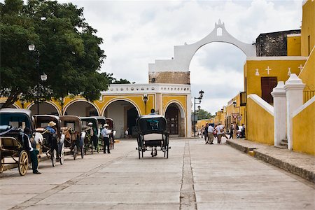 Horse carts in front of a church, Convento De San Antonio De Padua, Izamal, Yucatan, Mexico Foto de stock - Sin royalties Premium, Código: 625-02933450