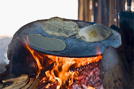 Tortilla preparing on the griddle, Santo Tomas Jalieza, Oaxaca State, Mexico Foto de stock - Sin royalties Premium, Código: 625-02933652