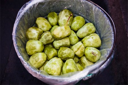 prickly pear cactus - High angle view of prickly pears in a bucket Foto de stock - Sin royalties Premium, Código: 625-02933677