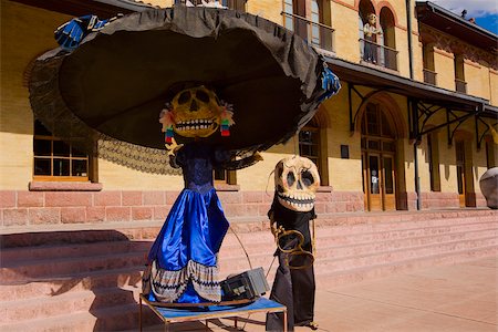 simsearch:625-02933747,k - Statues in front of a railroad station building, Three Centuries Memorial Park, Aguascalientes, Mexico Fotografie stock - Premium Royalty-Free, Codice: 625-02933695