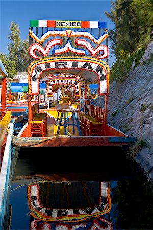 famous place of mexico places - Reflection of a trajinerast boat in water, Xochimilco Gardens, Mexico City, Mexico Foto de stock - Sin royalties Premium, Código: 625-02933779