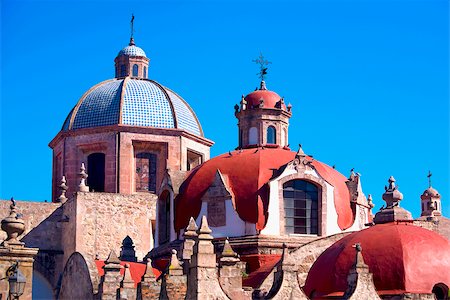 simsearch:625-00903487,k - Dômes d'une église Iglesia Del Carmen, Morelia, Etat de Michoacan, Mexique Photographie de stock - Premium Libres de Droits, Code: 625-02933773