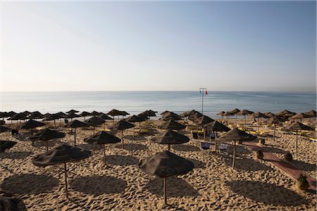 sommerferien - Sunshades on beach, Tunisia Foto de stock - Sin royalties Premium, Código: 628-05817238