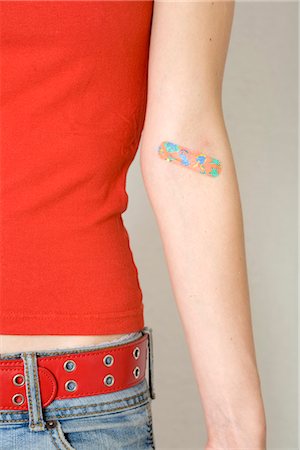 Plaster on a woman's arm Foto de stock - Royalty Free Premium, Número: 628-05817300