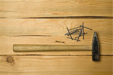 Hammer and nails on wood Foto de stock - Sin royalties Premium, Código: 628-05817318