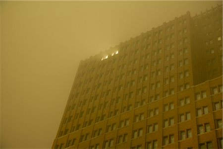 High-rise building in mist, Berlin, Germany Foto de stock - Sin royalties Premium, Código: 628-05817322