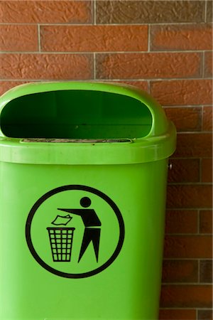 Green trash can at brick wall, Hamburg, Germany Foto de stock - Sin royalties Premium, Código: 628-05817331
