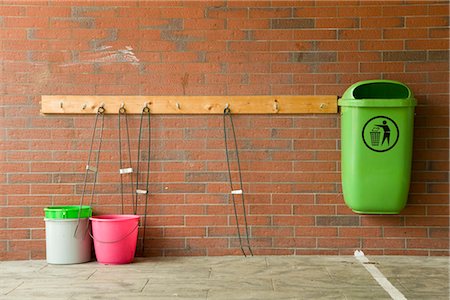 Green trash can and buckets at brick wall, Hamburg, Germany Foto de stock - Sin royalties Premium, Código: 628-05817351