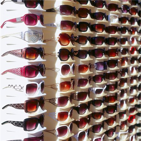 plastique - Lunettes de soleil, rack Photographie de stock - Premium Libres de Droits, Code: 628-05817394