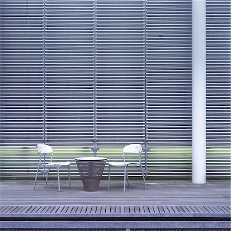 Table and chairs in front of a facade Foto de stock - Royalty Free Premium, Número: 628-05817393