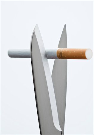 scissor - Cigarette is being cut by scissors Foto de stock - Sin royalties Premium, Código: 628-05817462