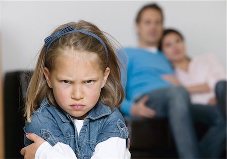 Angry girl, parents in the background Foto de stock - Sin royalties Premium, Código: 628-05817492