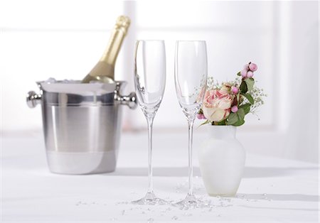 flûte à champagne - Deux verres de champagne avec seau à glace Photographie de stock - Premium Libres de Droits, Code: 628-05817577