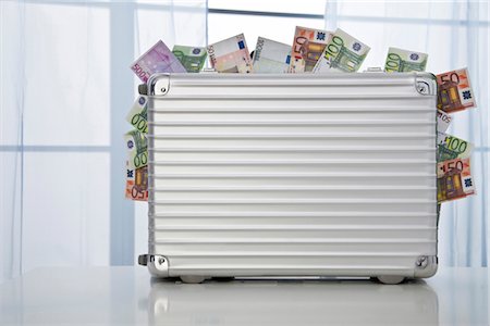 Valise métallique pleine de billets en euros Photographie de stock - Premium Libres de Droits, Code: 628-05817683