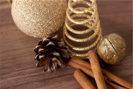 Doré décoration de Noël avec les bâtons de cannelle Photographie de stock - Premium Libres de Droits, Code: 628-05817714