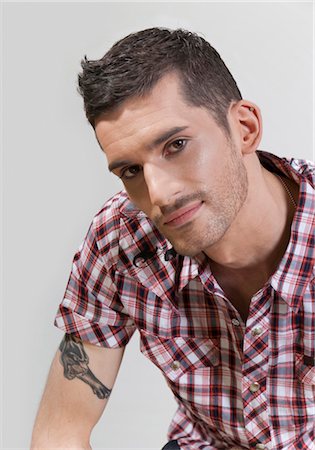 portrait tattoos for men - Young man wearing checkered shirt Foto de stock - Sin royalties Premium, Código: 628-05817746