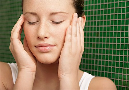 face (object) - Woman massaging her face Foto de stock - Sin royalties Premium, Código: 628-05817743