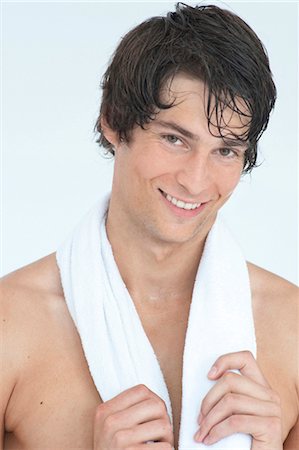 Smiling young man with towel Foto de stock - Sin royalties Premium, Código: 628-05817750