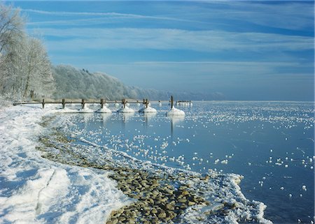 Frozen lake and snowcapped shore Fotografie stock - Premium Royalty-Free, Codice: 628-05817780