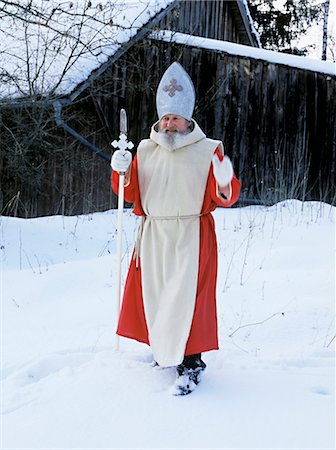 Saint-Nicolas avec onglets et escroc dans la neige Photographie de stock - Premium Libres de Droits, Code: 628-05817792